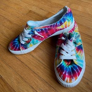 Blowfish Kids Tie dye Sneaker.  Size 5. New.